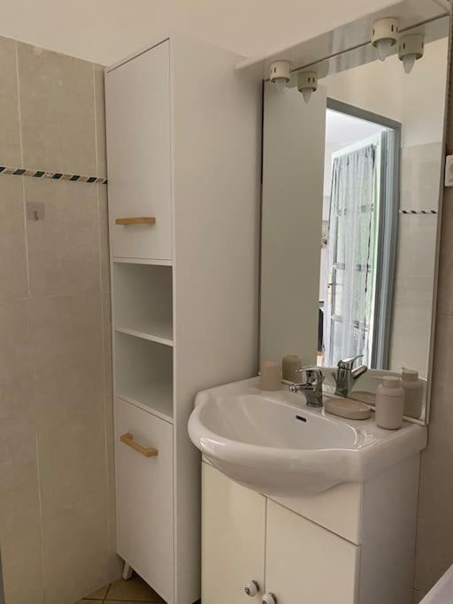 Villa Serenice - F2 Au Calme, Climatise, Wifi Et Parking Gratuit Ngoại thất bức ảnh